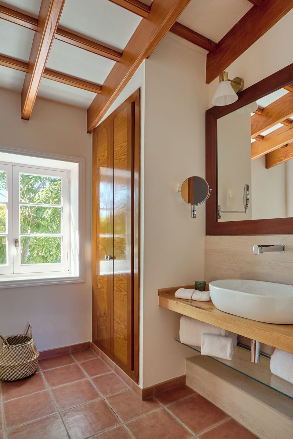 Family Suite, Garden View | Bathroom | Free toiletries, hair dryer, soap, shampoo