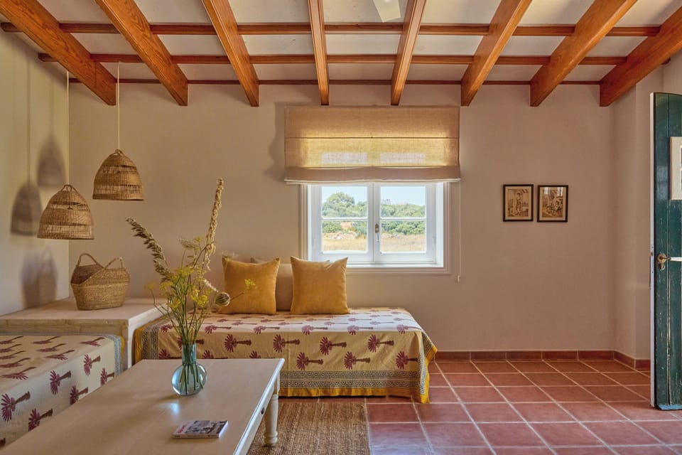 Deluxe Suite, Garden View | In-room safe, WiFi (free), bed sheets
