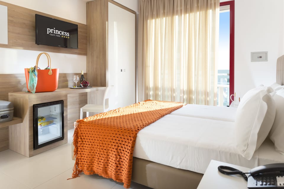Comfort Double Room, 1 Double Bed | In-room safe, desk, soundproofing, WiFi (free)