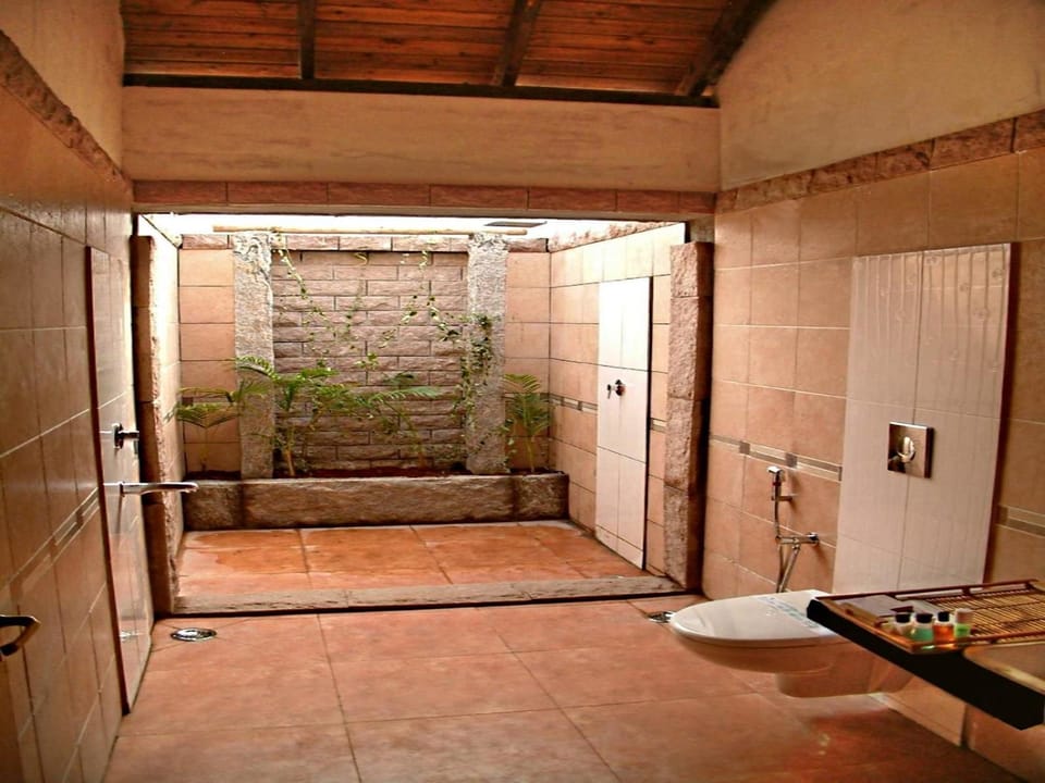 Cottage | Bathroom | Shower, free toiletries, hair dryer, towels