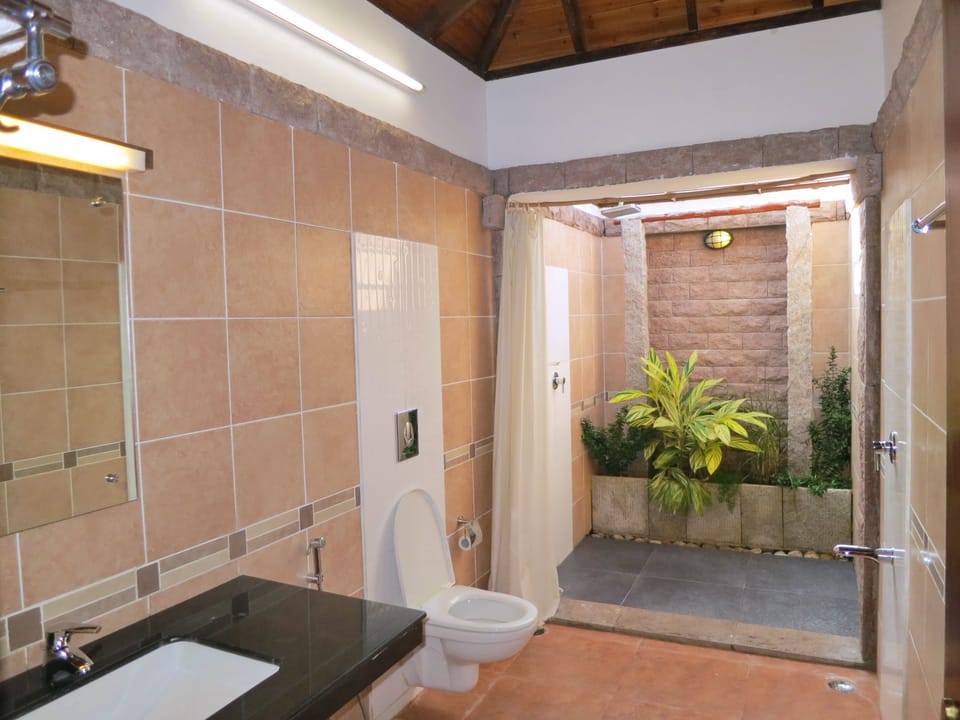 Cottage | Bathroom | Shower, free toiletries, hair dryer, towels