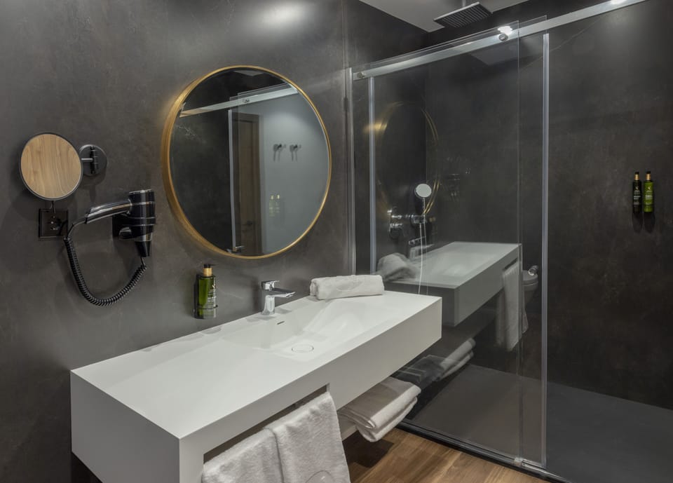 Shower, hair dryer, towels, shampoo