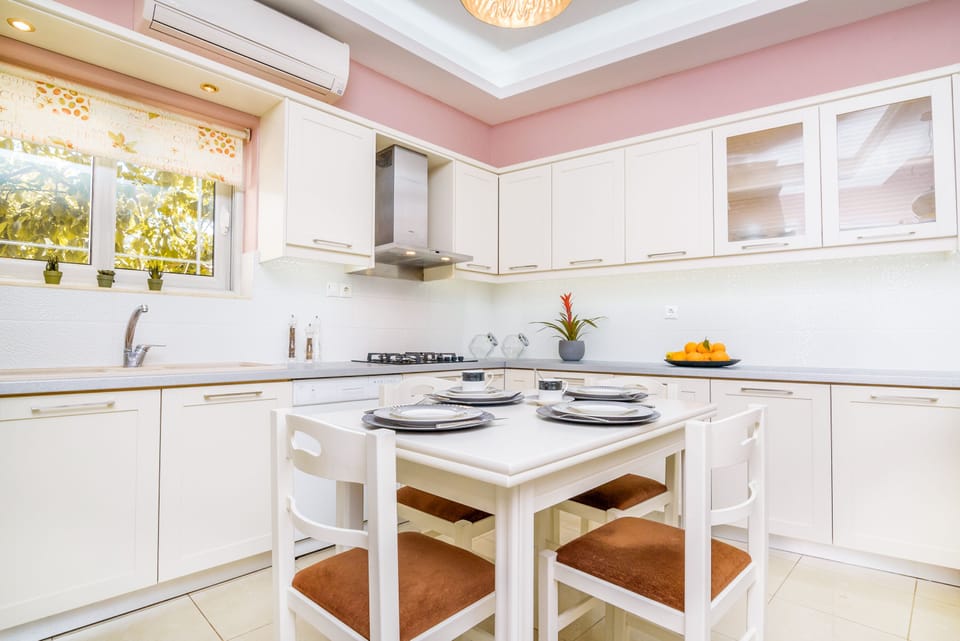 Apartment | Private kitchen | Full-size fridge, microwave, oven, stovetop