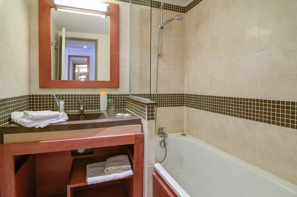 Bathtub, free toiletries, towels
