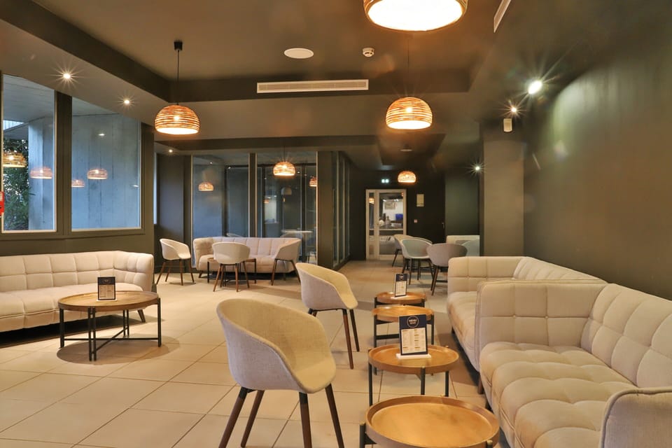 Lobby lounge