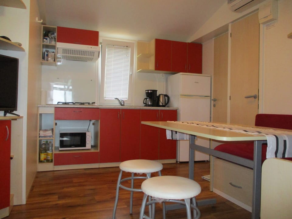 Mobile Home, 2 Bedrooms, Smoking, Terrace | Interior