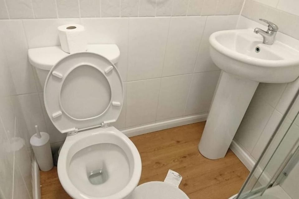 Room, 1 Bedroom, City View | Bathroom | Shower, free toiletries, towels