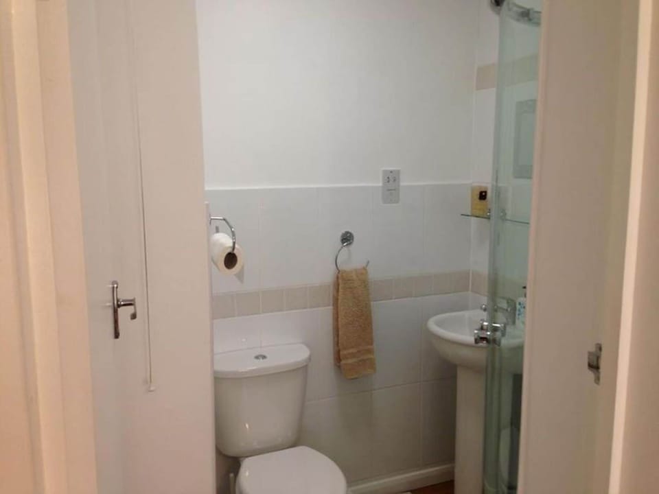 Room, 1 Bedroom, City View | Bathroom | Combined shower/tub, towels