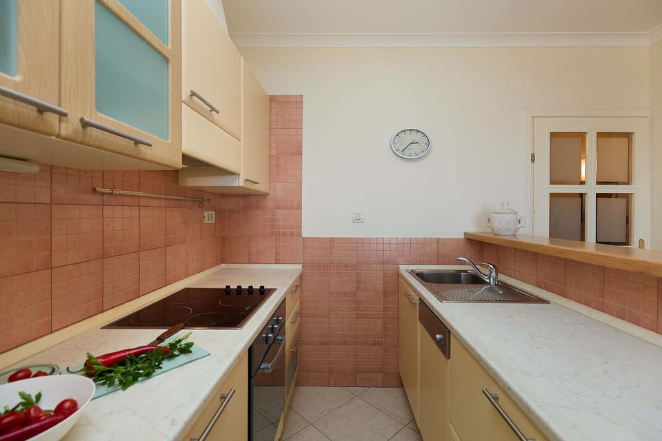 Apartment (3 Bedrooms) | Private kitchen | Fridge, oven, electric kettle, toaster