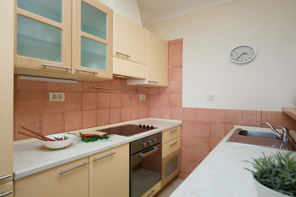 Apartment (3 Bedrooms) | Private kitchen | Fridge, oven, electric kettle, toaster