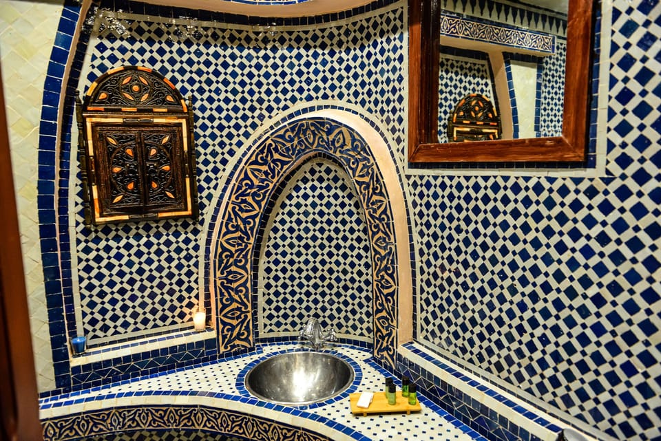 Executive Double Room | Bathroom | Shower, free toiletries, hair dryer, slippers