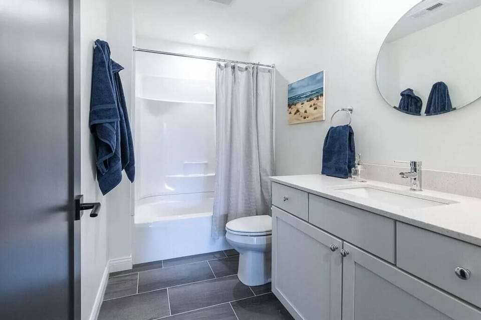 Step
in and rinse off
after a long
day out — this
bath keeps
your upstairs
crew from ever
waiting in line.

