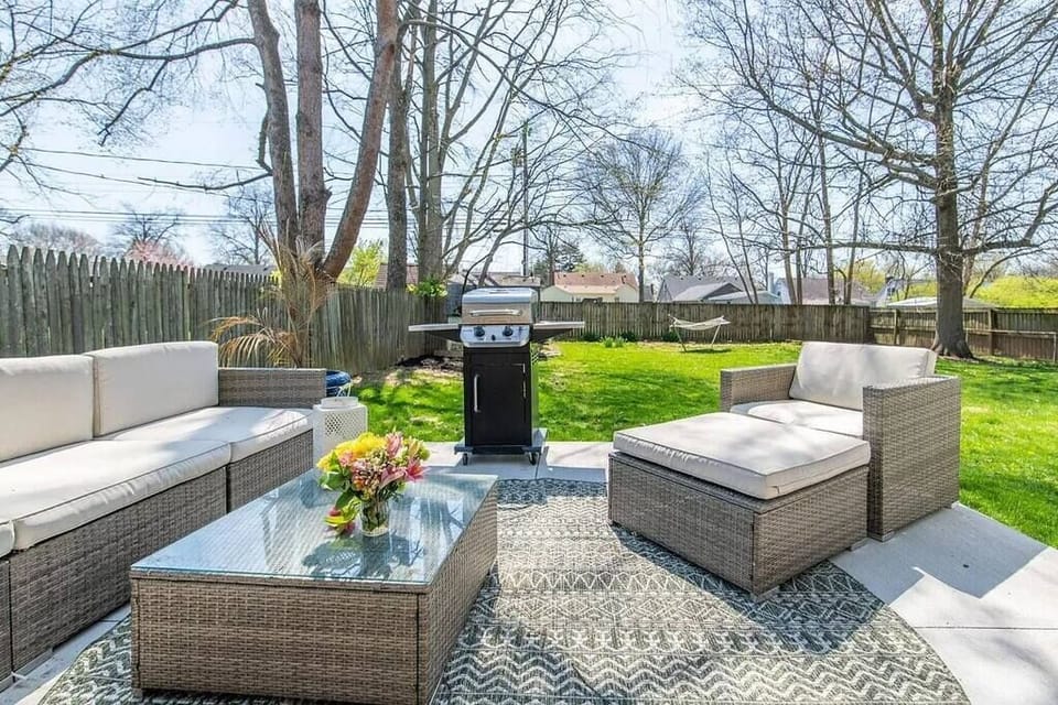 Fire
up the grill and
let the smell of
dinner pull
everyone
outside —
plenty of seating for
your whole
group to
gather around.
