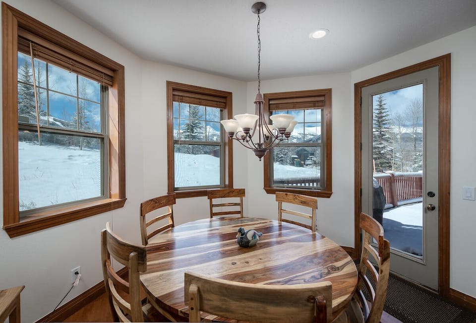 Dining area - Seating for six