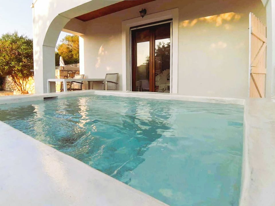 Private Outdoor Jacuzzi with Panoramic Views
Unwind in your very own jacuzzi overlooking the landscape, a peaceful retreat both during the day and under the evening sky.