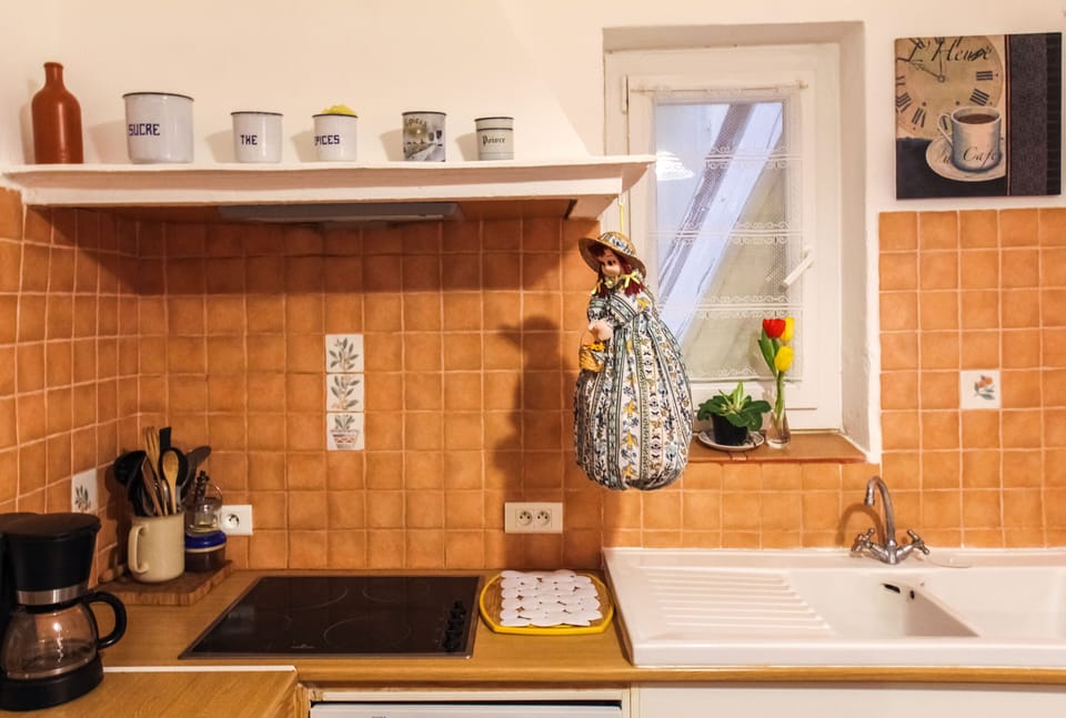 Complete with toaster, coffee grinder and maker, electric kettle, stovetop