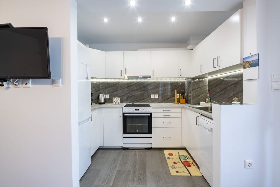 Family Apartment, 2 Bedrooms, Non Smoking, City View | Private kitchen | Full-size fridge, oven, stovetop, dishwasher