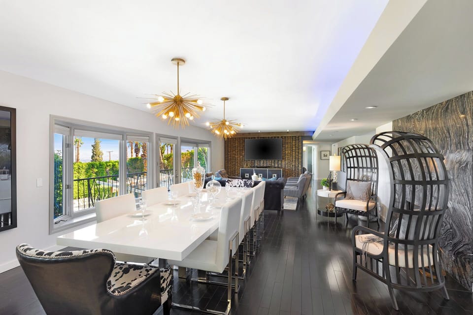 Seating for 10 at the dining table