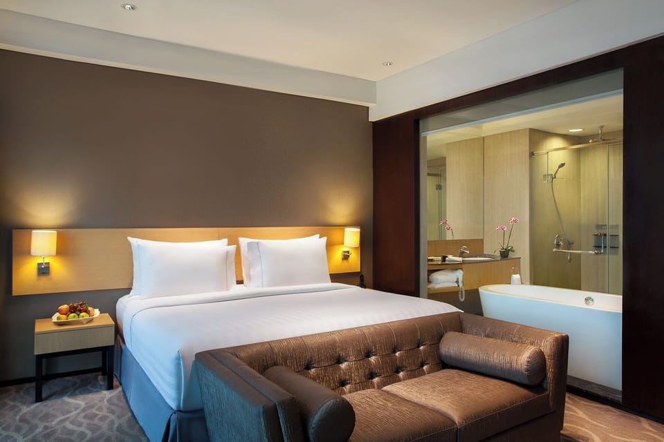 Club Room, 1 King Bed (Ambassador) | In-room safe, desk, laptop workspace, free WiFi