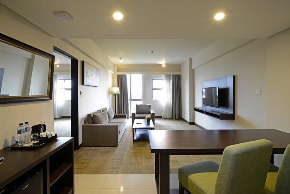 Deluxe Suite | Living room | 43-inch LCD TV with cable channels, TV, fireplace