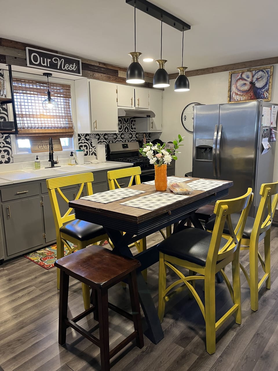Lines, placemats, full stocked kitchen.