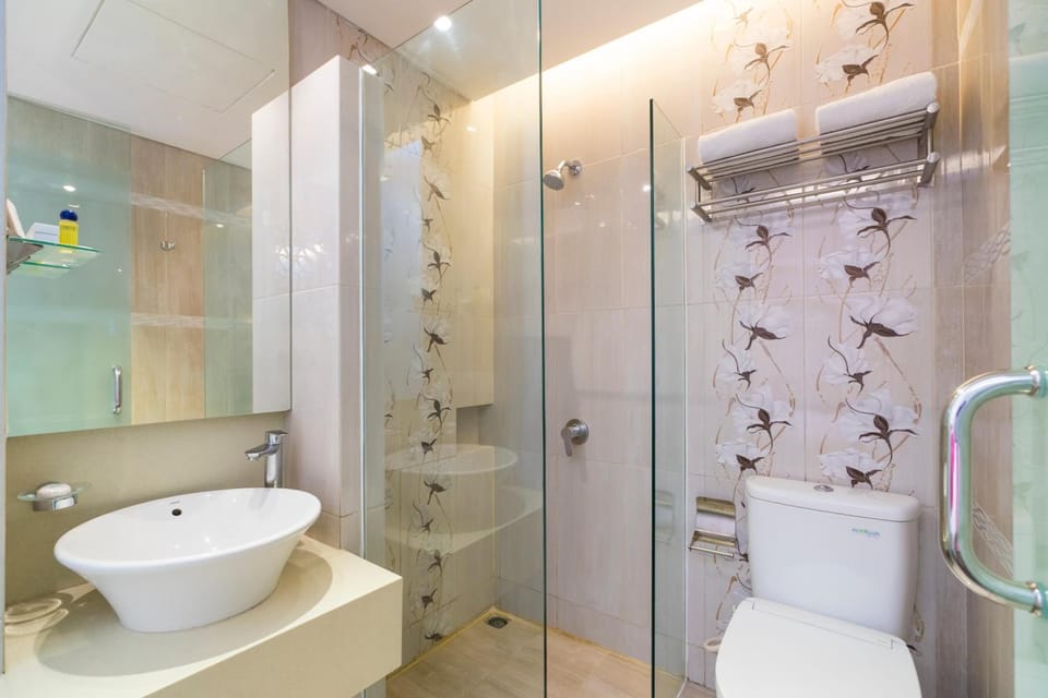 Shower, rainfall showerhead, free toiletries, slippers