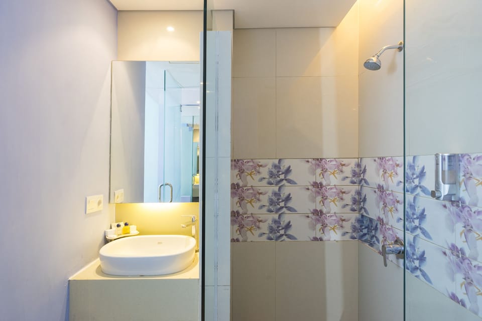 Deluxe Room | Bathroom | Shower, rainfall showerhead, free toiletries, slippers