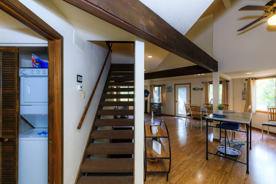 Steps to the upper level.