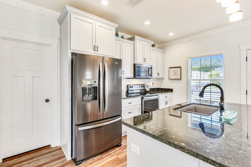 House, 3 Bedrooms | Private kitchen | Full-size fridge, microwave, oven, stovetop