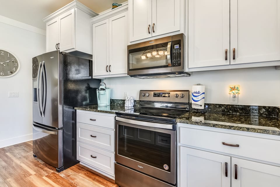 House, 3 Bedrooms | Private kitchen | Full-size fridge, microwave, oven, stovetop