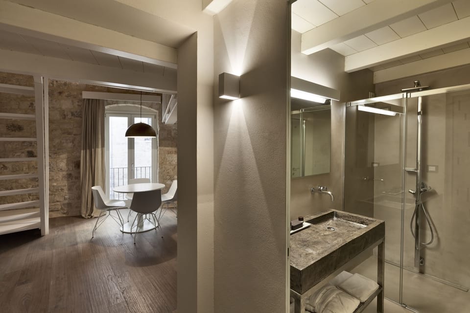 Standard Studio | Bathroom | Shower, rainfall showerhead, free toiletries, hair dryer