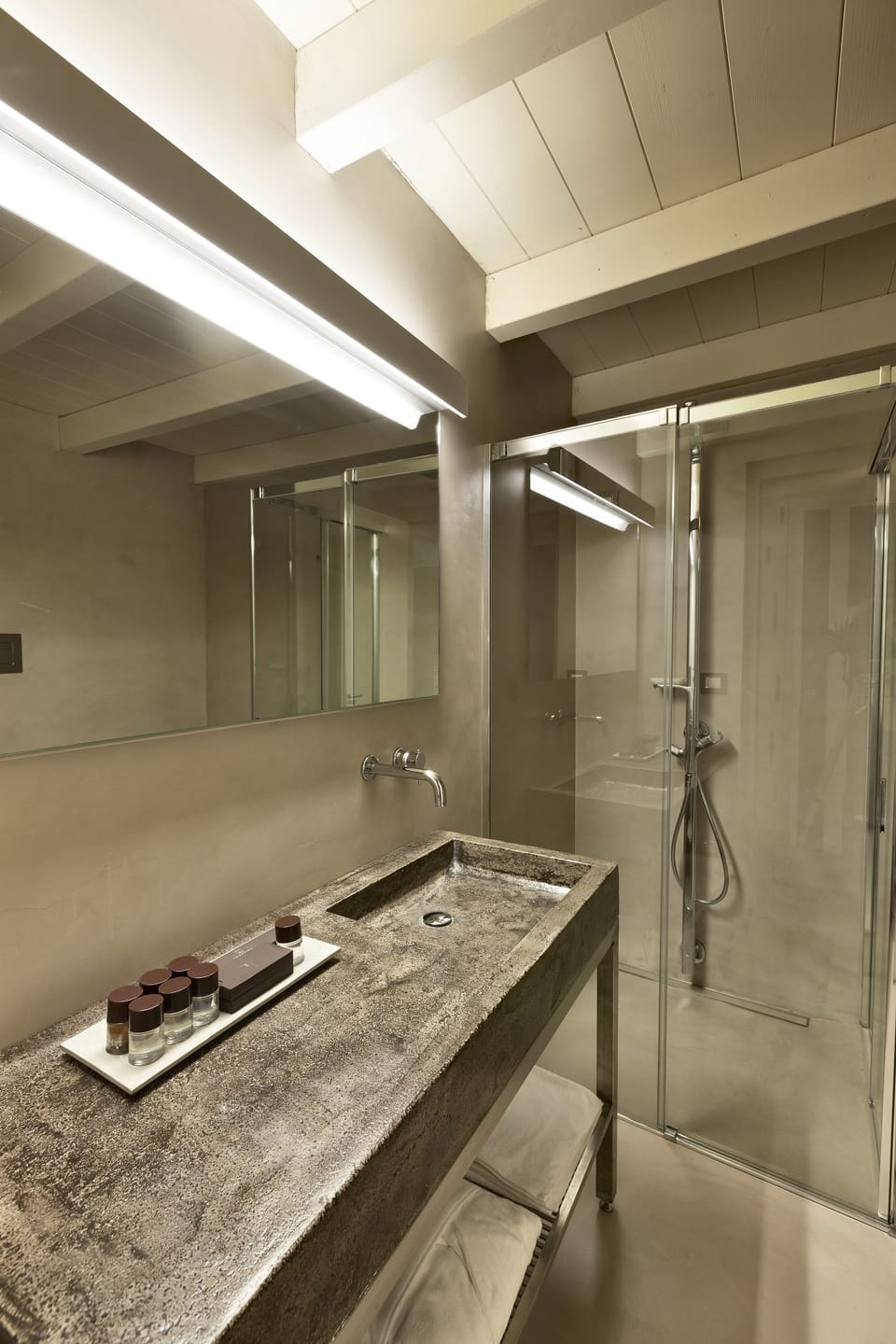 Standard Studio | Bathroom | Shower, rainfall showerhead, free toiletries, hair dryer