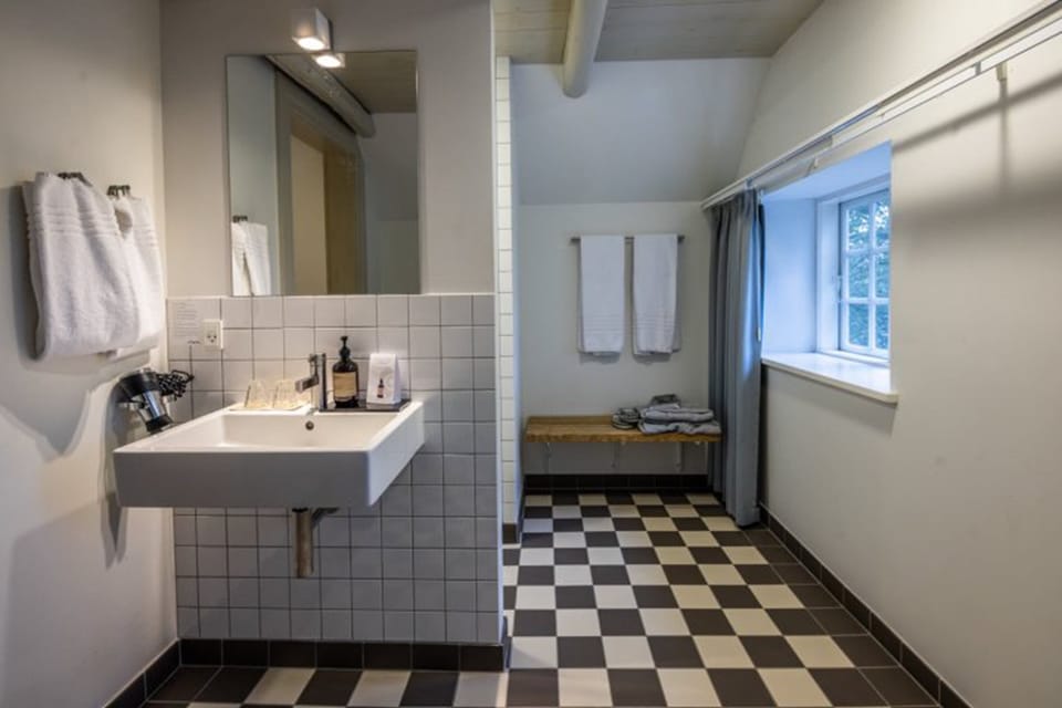 Suite | Bathroom | Hair dryer, towels, soap, shampoo