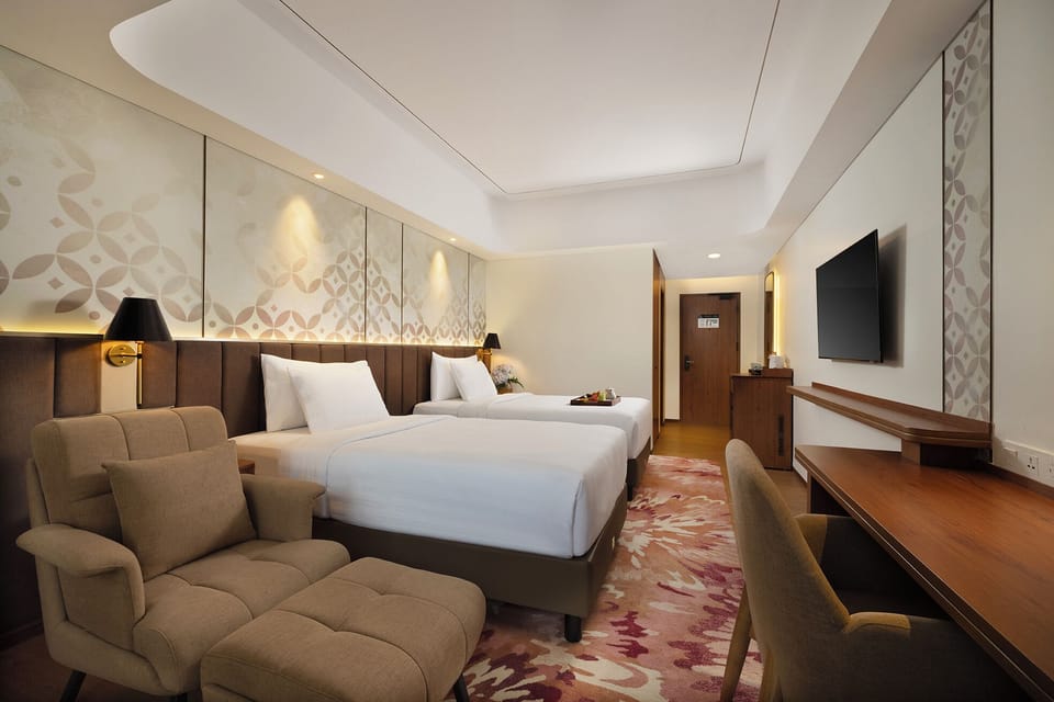 Premier Twin | Premium bedding, in-room safe, desk, laptop workspace