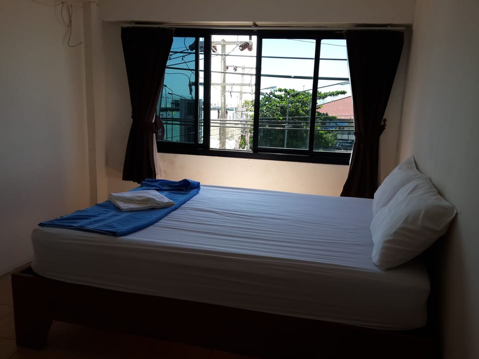 Double Fan Room (Shared Bathroom) | Desk, WiFi (free)