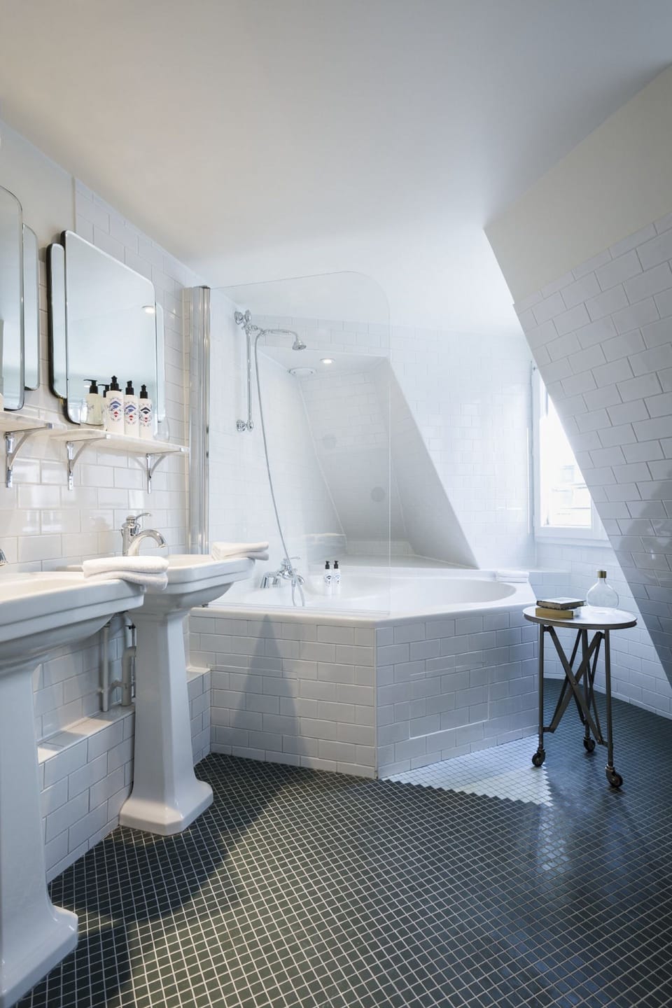 Junior Suite | Bathroom | Free toiletries, hair dryer, towels
