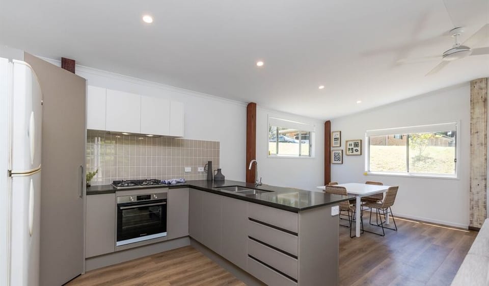 The Cabin - Kitchen and dining area