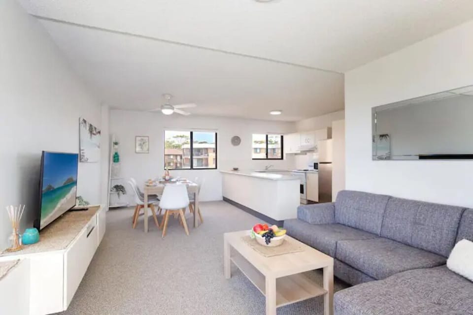 Balcony to lounge/dining