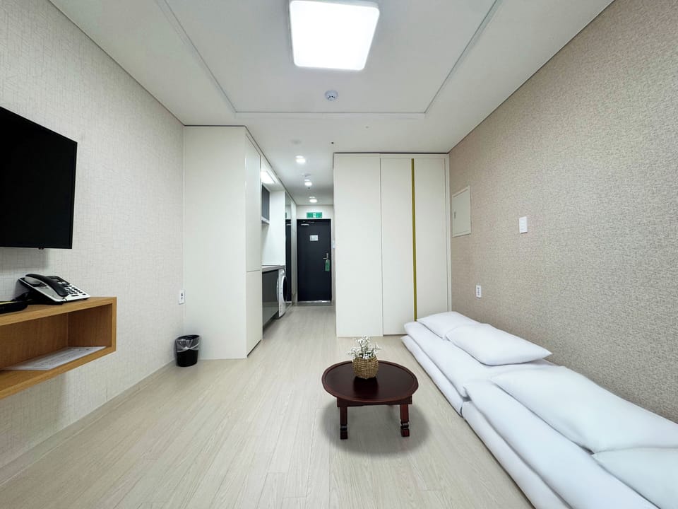 Desk, soundproofing, free WiFi, bed sheets