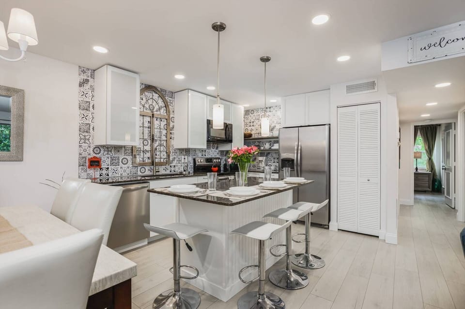 Fabulous, open & modern kitchen with plenty of seating at meal time