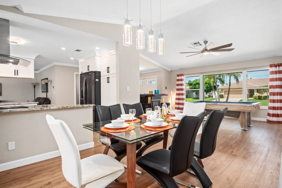 Having friends for dinner? The dining room table extends on both ends to accommodate additional guests.