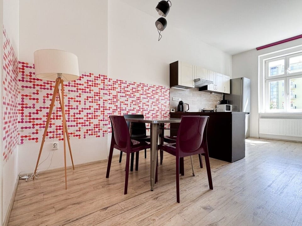 Dining table for 4 guests