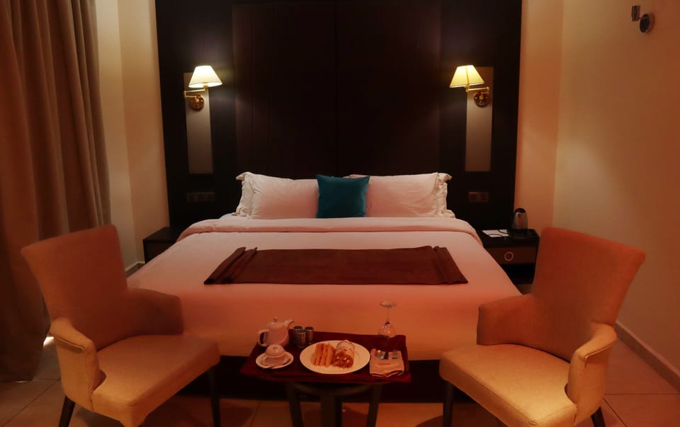 Deluxe Suite | In-room safe, desk, soundproofing, iron/ironing board