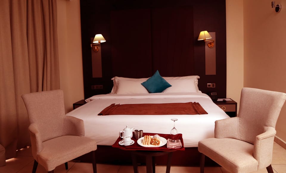 Deluxe Suite | In-room safe, desk, soundproofing, iron/ironing board
