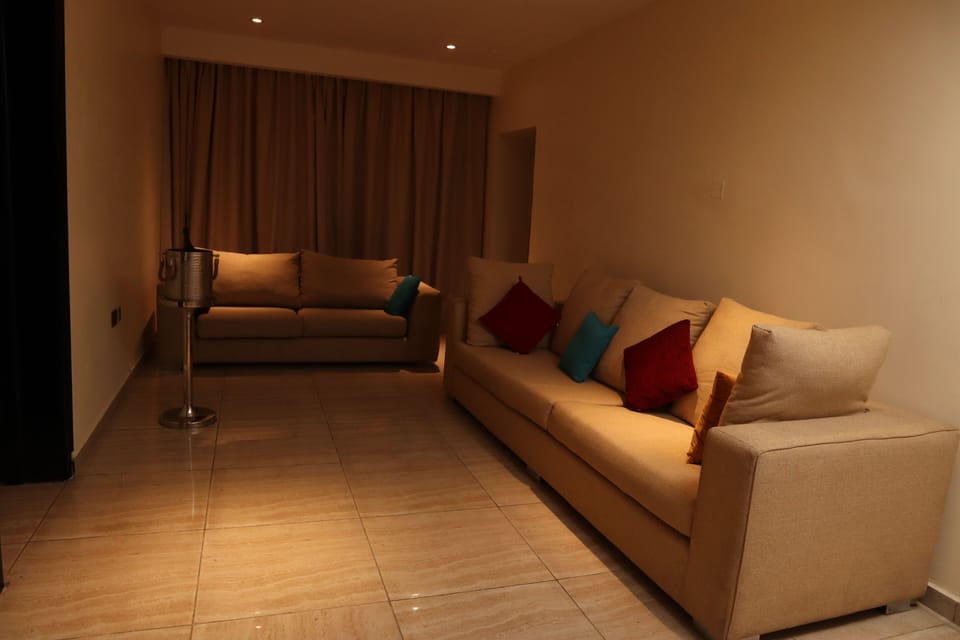 Executive Suite | In-room safe, desk, soundproofing, iron/ironing board