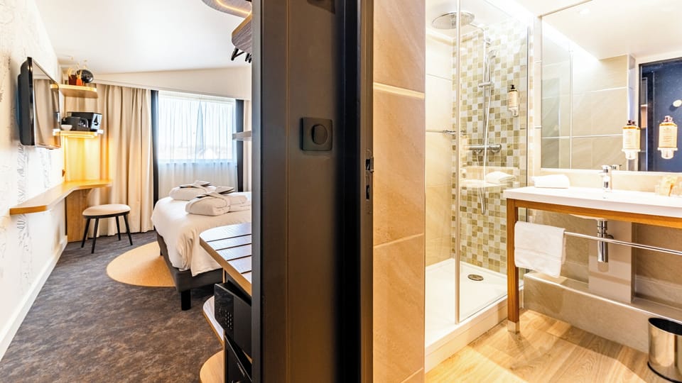 Privilege, Superior Room, 1 Double Bed | In-room safe, desk, blackout drapes, soundproofing