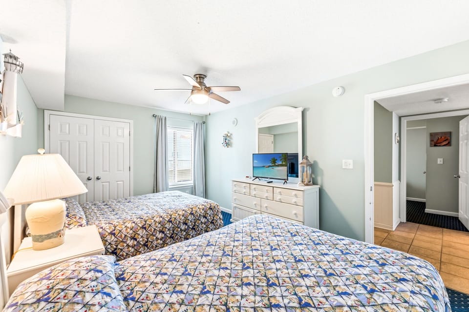3rd Bedroom w/2 Queens