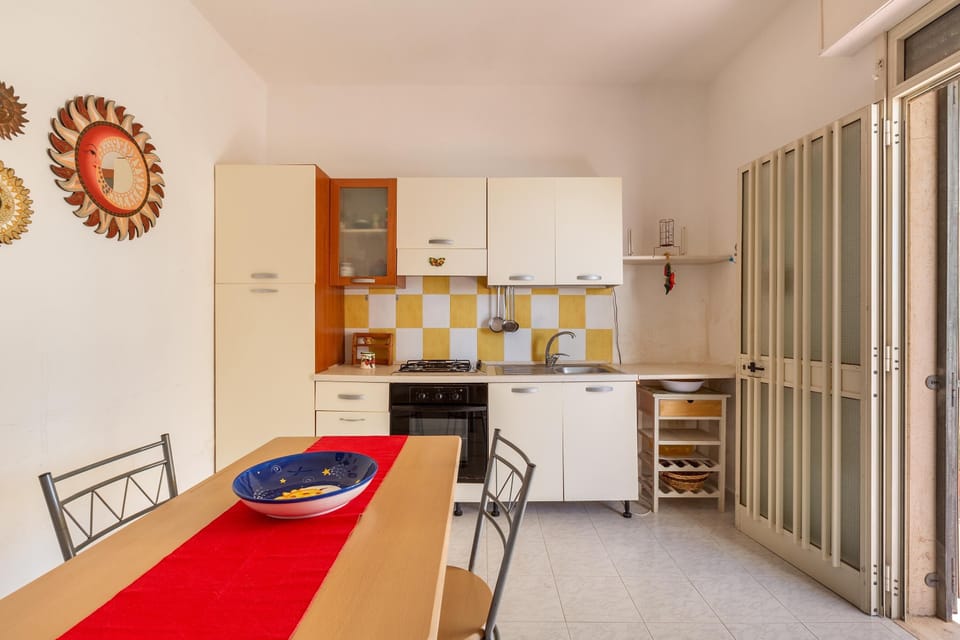 Full-size fridge, microwave, oven