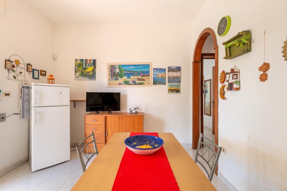 Full-size fridge, microwave, oven