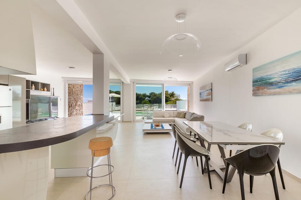 Full-size fridge, microwave, oven, dishwasher